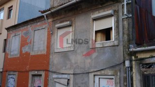 Terreno de 234 m² em Porto