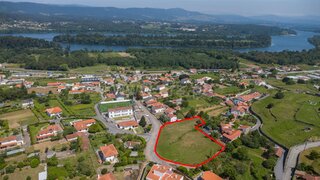 Land for sale in Vila Nova de Cerveira, Portugal — €372,000