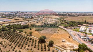 Terreno de 27 500 m² em Évora
