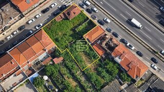 Terreno de 894 m² em Porto