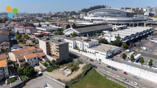 Terreno de 898 m² em Porto