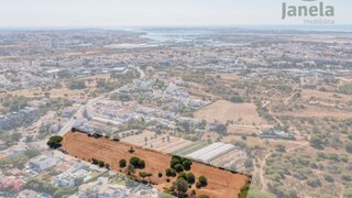 Terreno de 13 460 m² em Faro